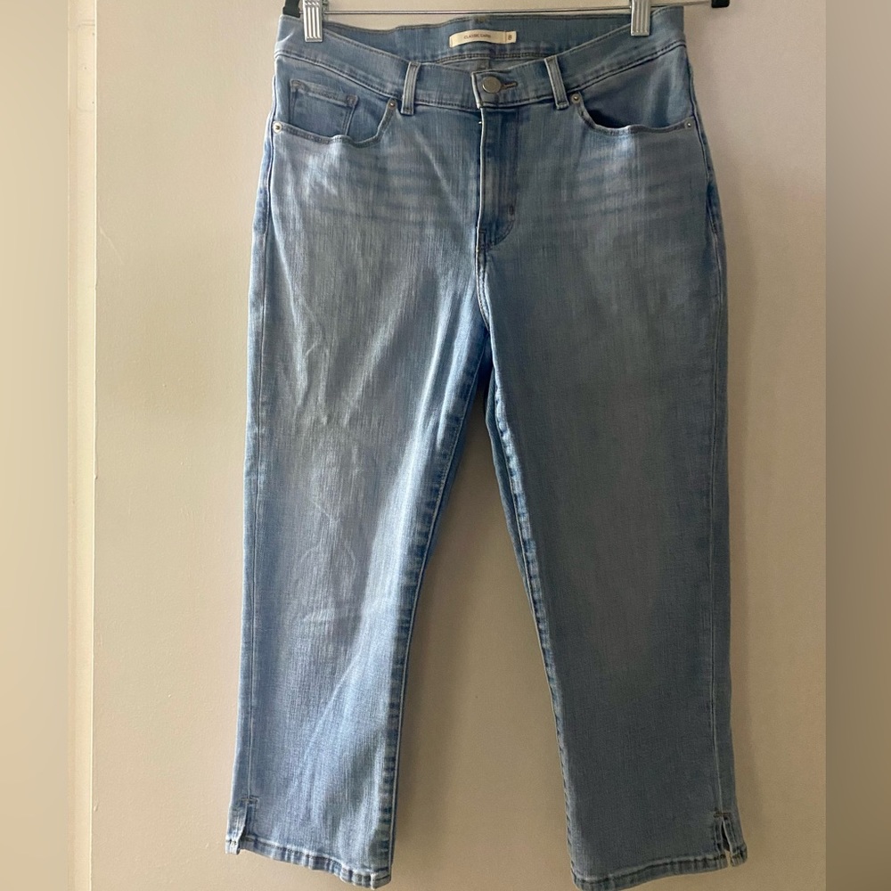 Levi's // Classic Capri Jean (8 - Light Wash)